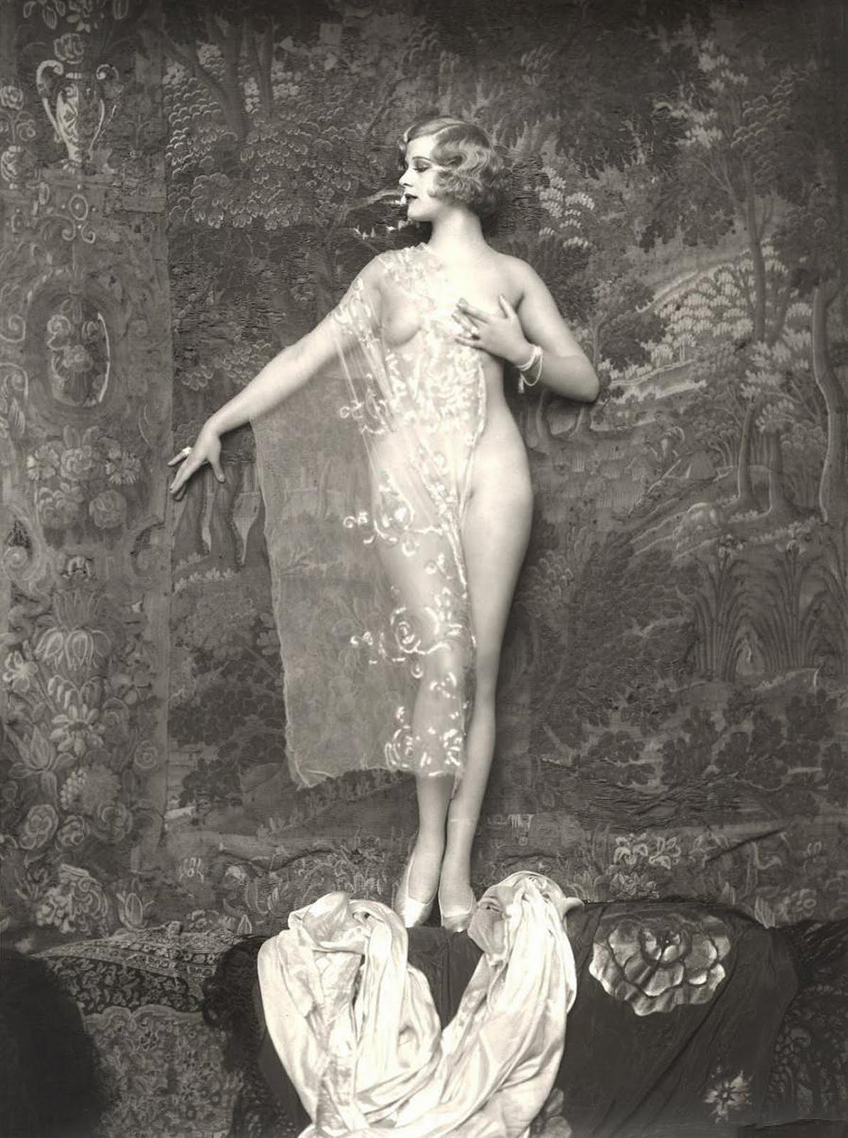 Alfred Cheney Johnston - Hazel Forbes Nude Glamour (1922) - 17