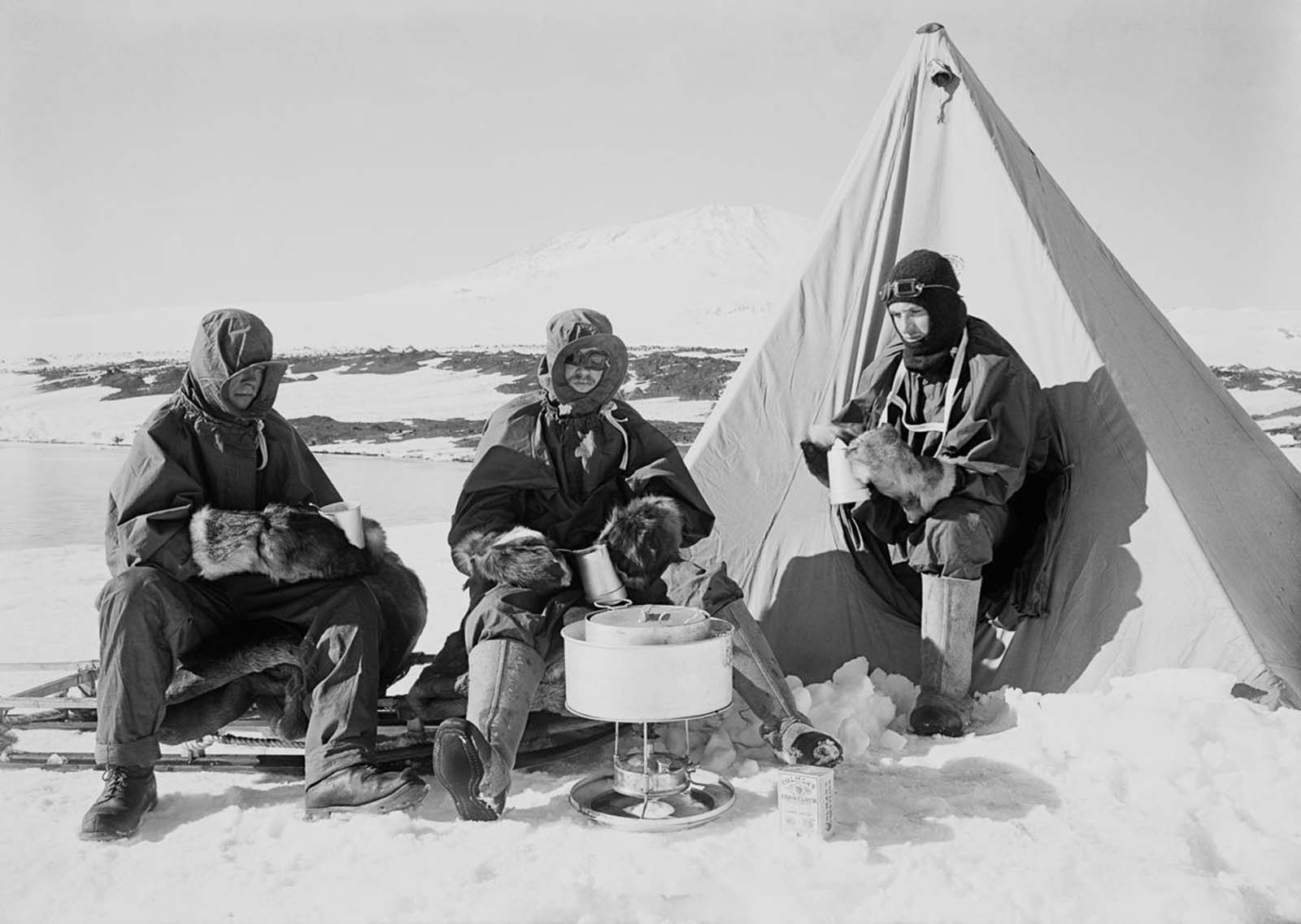 Herbert Ponting - Camp Stove Meal Antarctica (1911) - 17" x 22" Fine Art Print